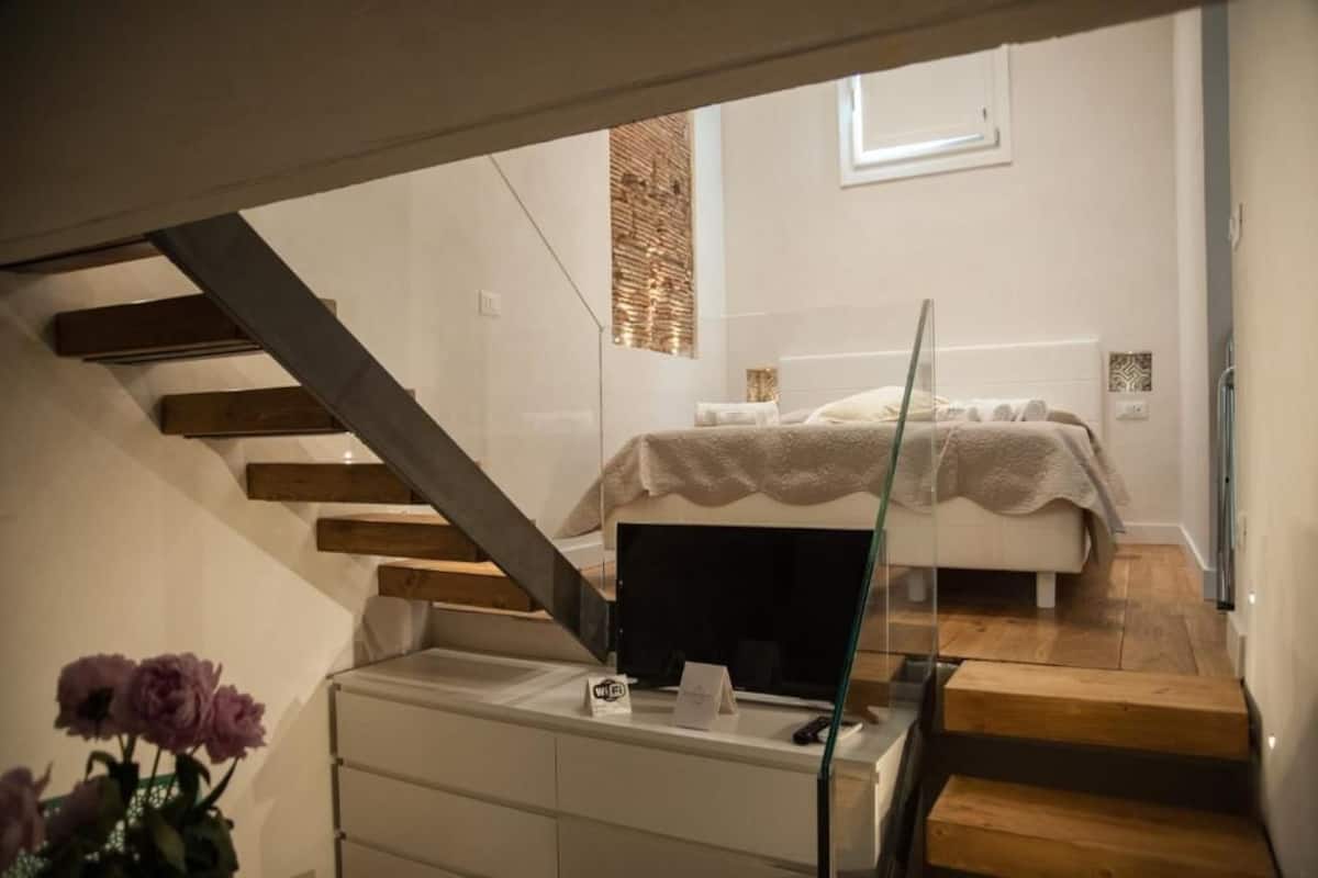 Deluxe tweepersoonskamer (5) | Luxe beddengoed, een minibar, een kluis op de kamer, een bureau