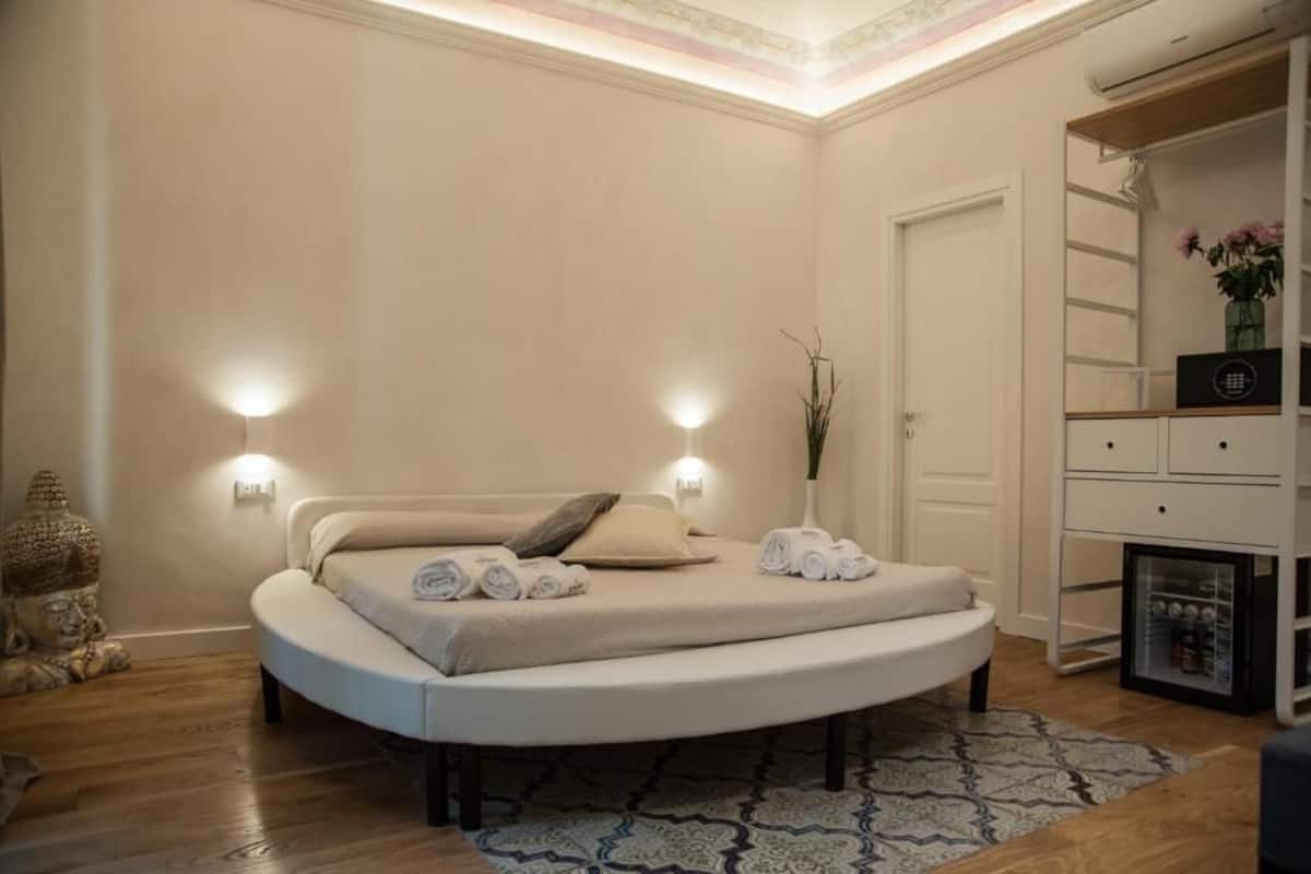 Tweepersoonskamer, 1 kingsize bed (1) | Luxe beddengoed, een minibar, een kluis op de kamer, een bureau