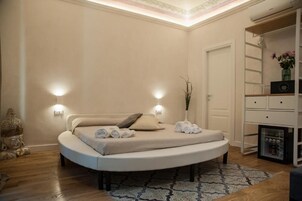 Camera doppia, 1 letto king (1) | Biancheria da letto di alta qualità, minibar, una cassaforte in camera