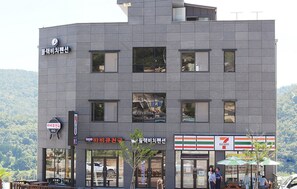 숙박 시설 정면