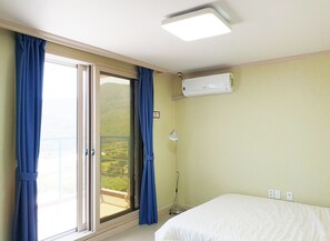Family Room | Desk, free WiFi - Black Beach Pension (Yeosu)