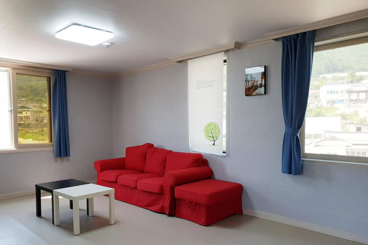 Family Room | Living room | Flat-screen TV