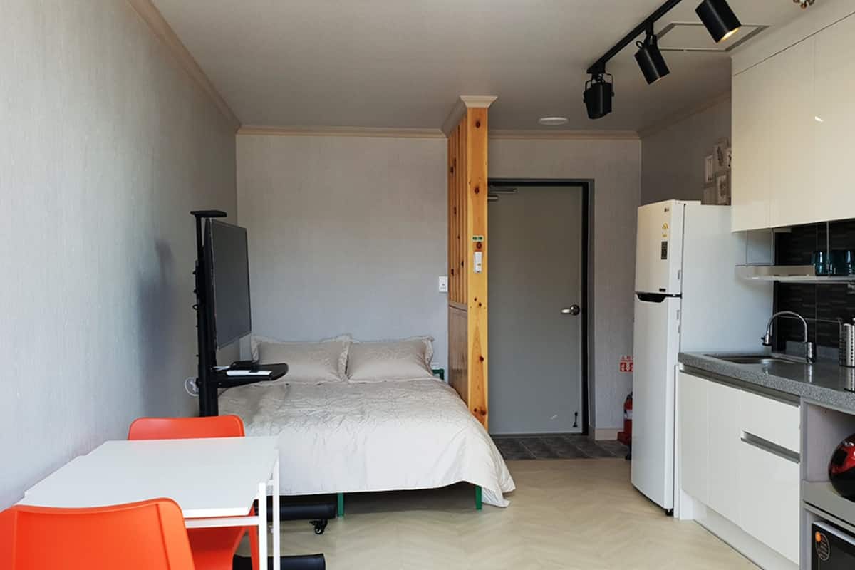 Double Room | Living area | Flat-screen TV