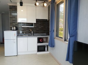Full-sized fridge, microwave, stovetop, electric kettle - Black Beach Pension (Yeosu)