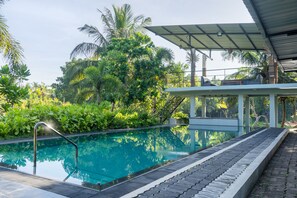 Outdoor pool, sun loungers - Villa Sarakkuwa (Negombo)