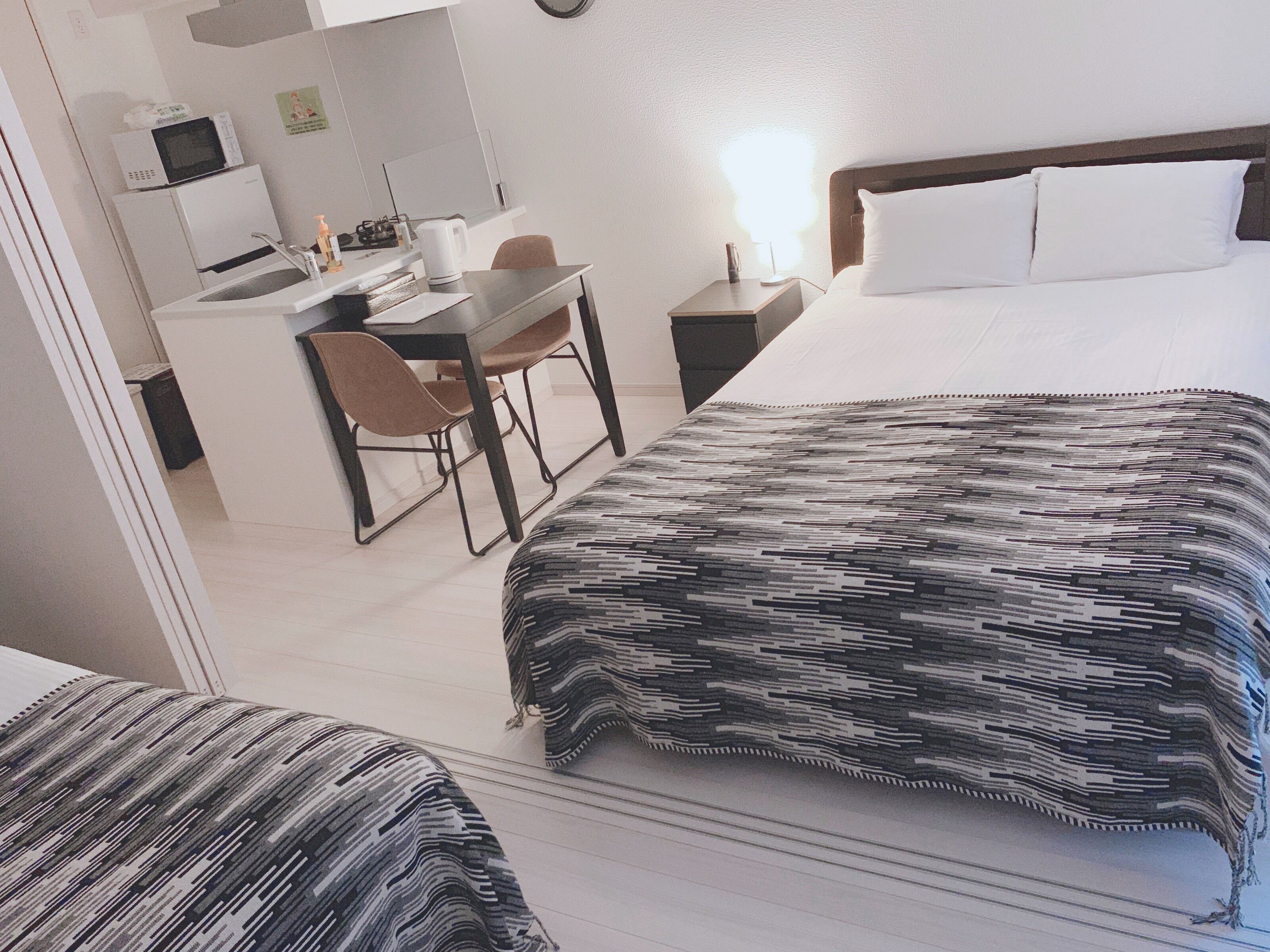 Una habitación de hotel con una cama, un escritorio y una silla.
