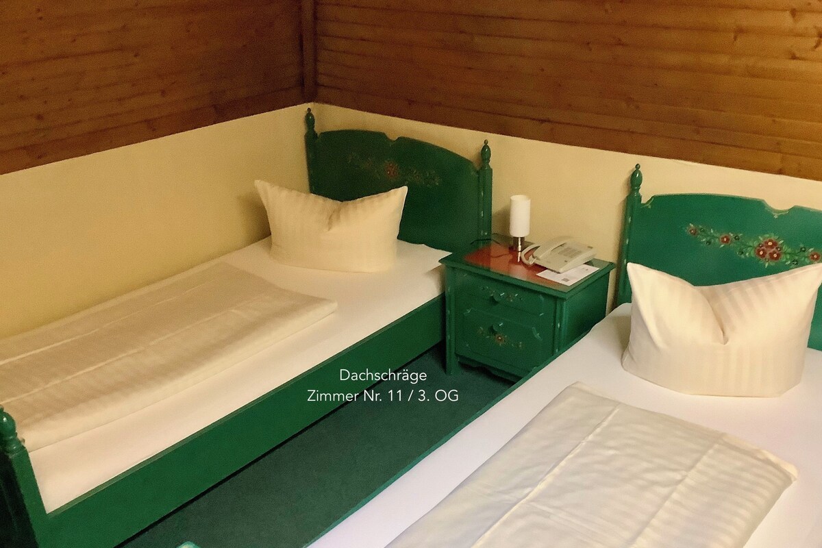 Doppelzimmer - Dachschräge | Down duvets, desk, free WiFi, individually decorated
