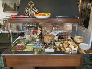 Free buffet breakfast on weekdays  - Hotel im Lustgarten (Ladenburg)
