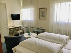 Down duvets, individually decorated, individually furnished, desk - Hotel im Lustgarten (Ladenburg)
