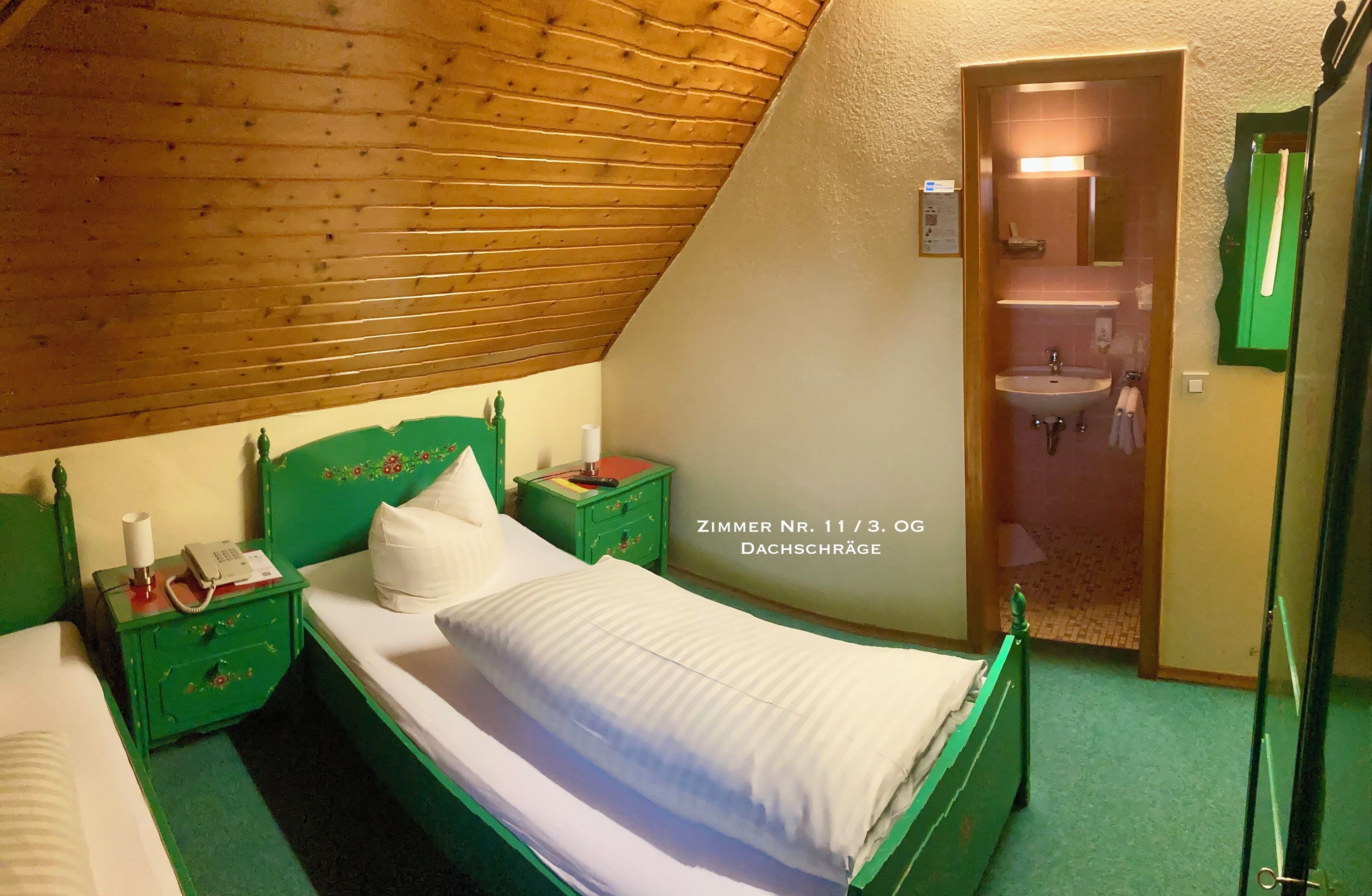 Doppelzimmer - Dachschräge | Couette en duvet, décor unique, ameublement unique, bureau