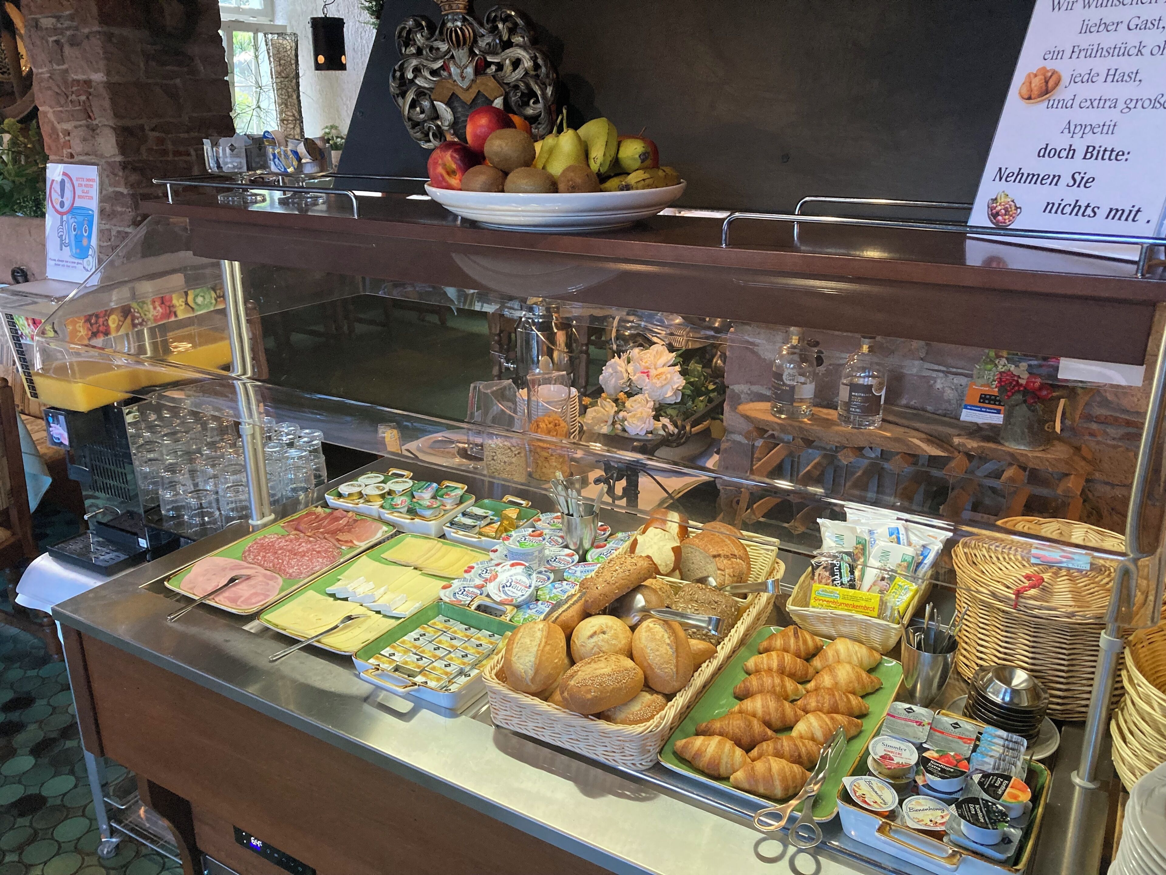 Buffet de l'esmorzar amb diversos aliments i utensilis.