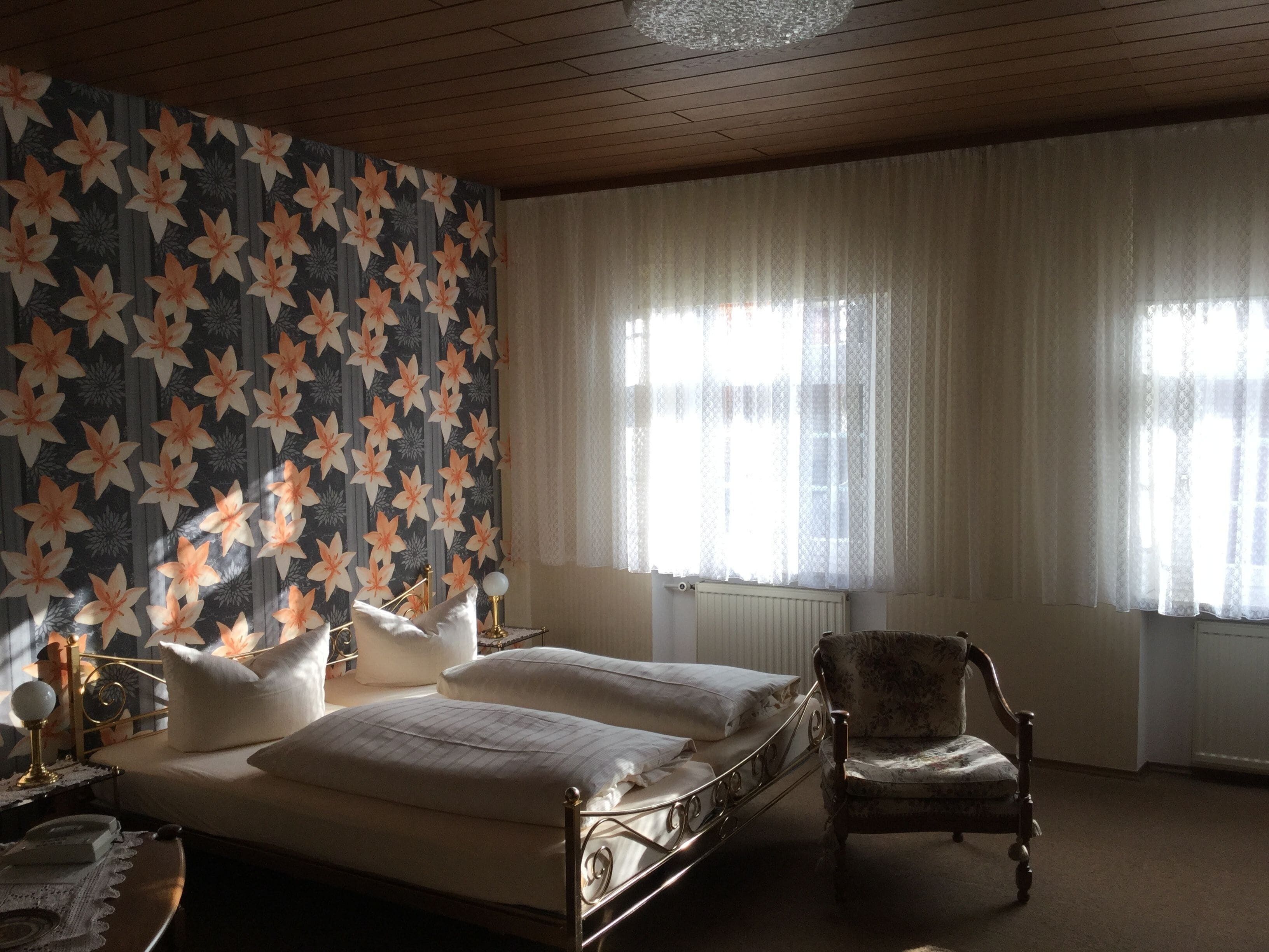 Edredón, decoración personalizada, muebles diferentes y escritorio 