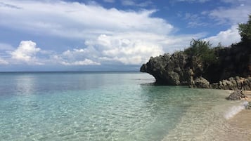 Trên bãi biển, cát trắng, lều miễn phí, ghế dài tắm nắng