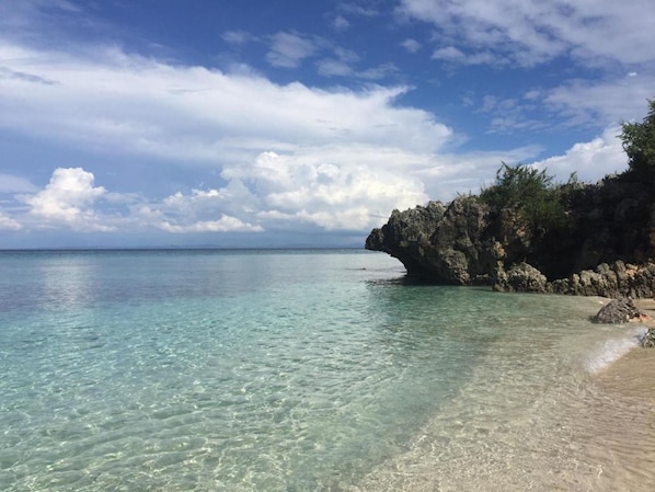 På stranden, vit sandstrand, gratis strandcabanor och solstolar