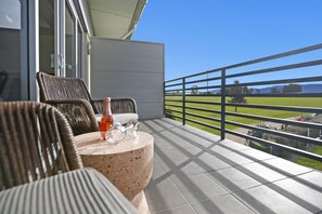 Deluxe-rum - 1 kingsize-säng - icke-rökare - utsikt mot golfbanan | Balkongutsikt