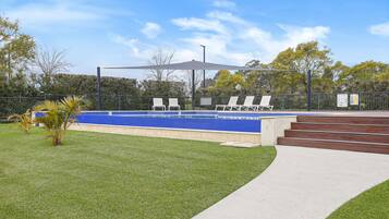 Piscina externa, funciona das 8h às 21h, espreguiçadeiras