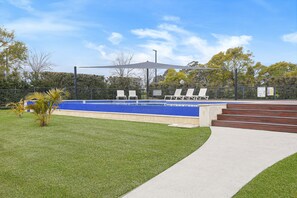 Utomhuspool med öppettider 08.00 till 21.00, och solstolar