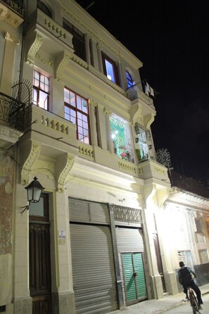 Fassade der Unterkunft – Abend/Nacht