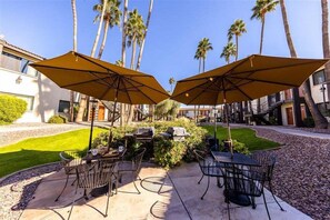 Outdoor dining - 247-Fully Furnished 1BR Suite-Pet Friendly! (Scottsdale)