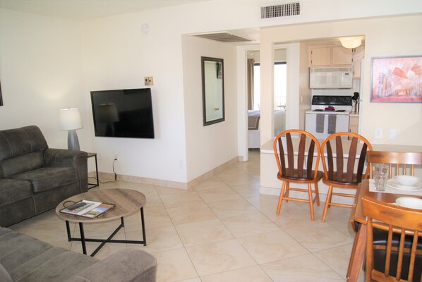 Televisión, chimenea y oficina 