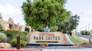 Une enseigne indiquant « Scottsdale Park Suites », précisant qu’il s’agit d’un immeuble d’appartements.