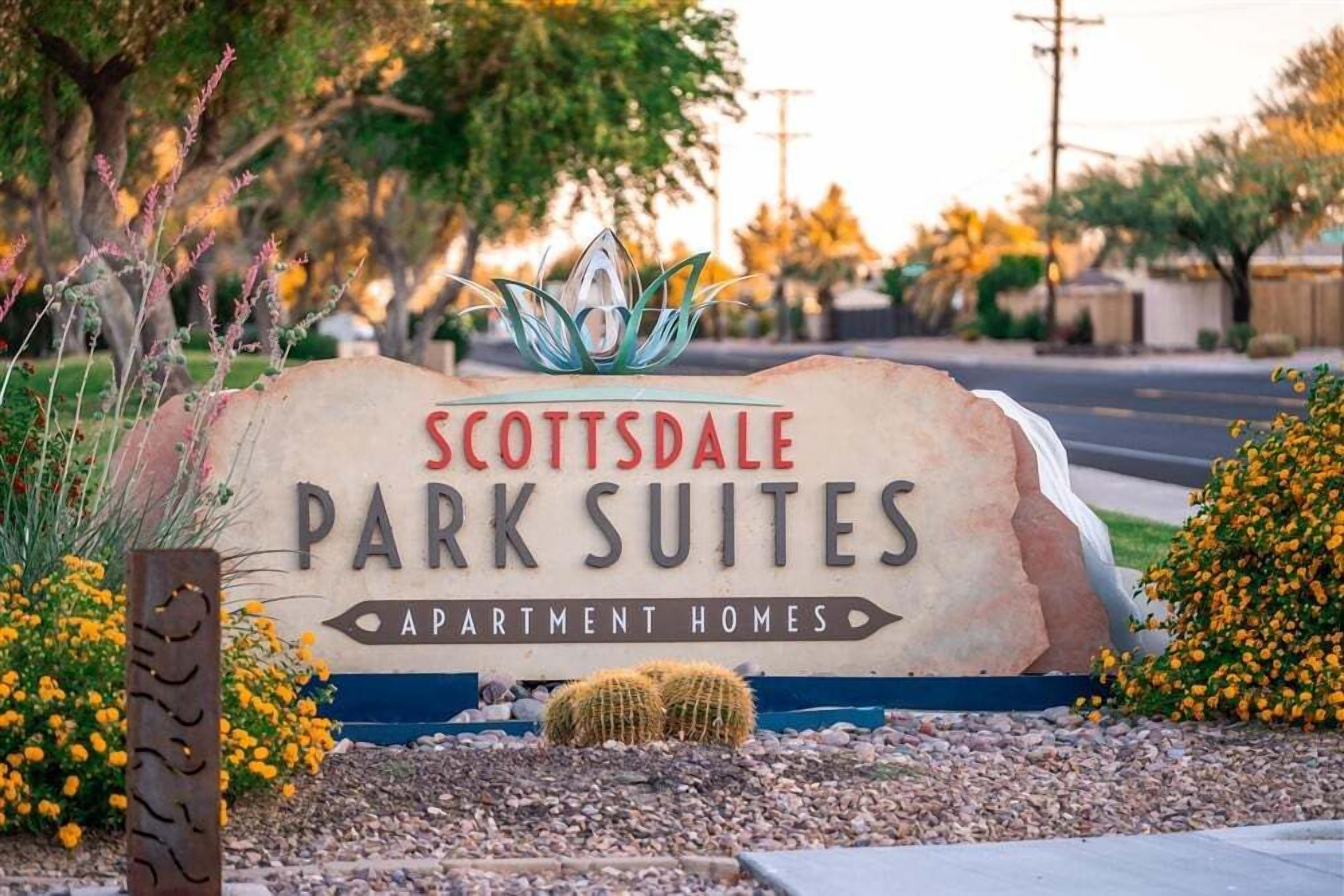 Une enseigne indiquant « Scottsdale Park Suites », précisant qu’il s’agit d’un immeuble d’appartements.