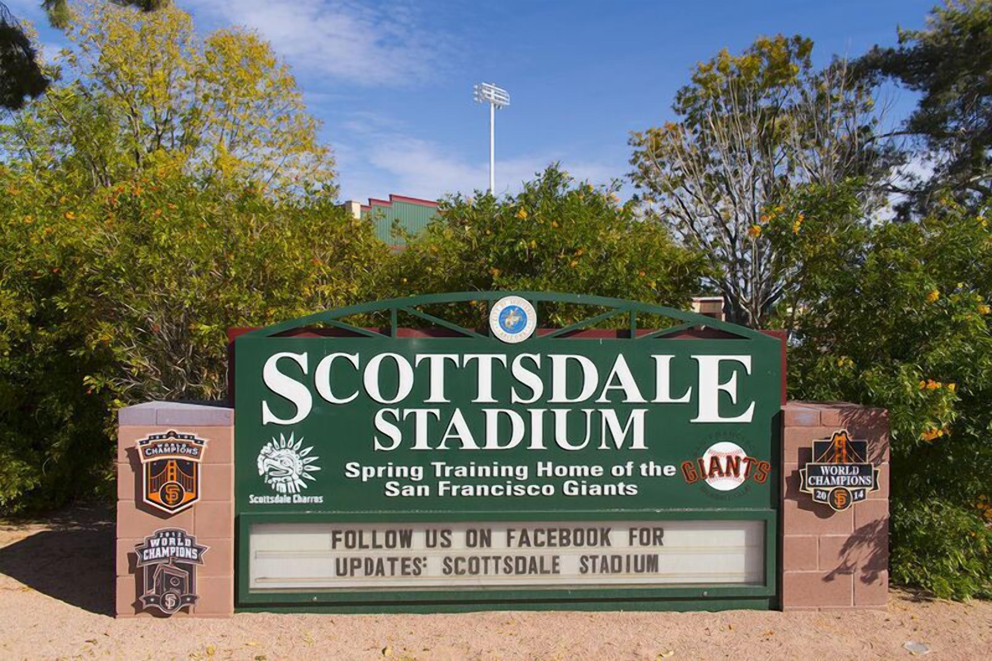 En skylt på arenan med texten ”SCOTTSDALE STADIUM” och ”San Francisco Giants träningsanläggning inför säsongen”.
