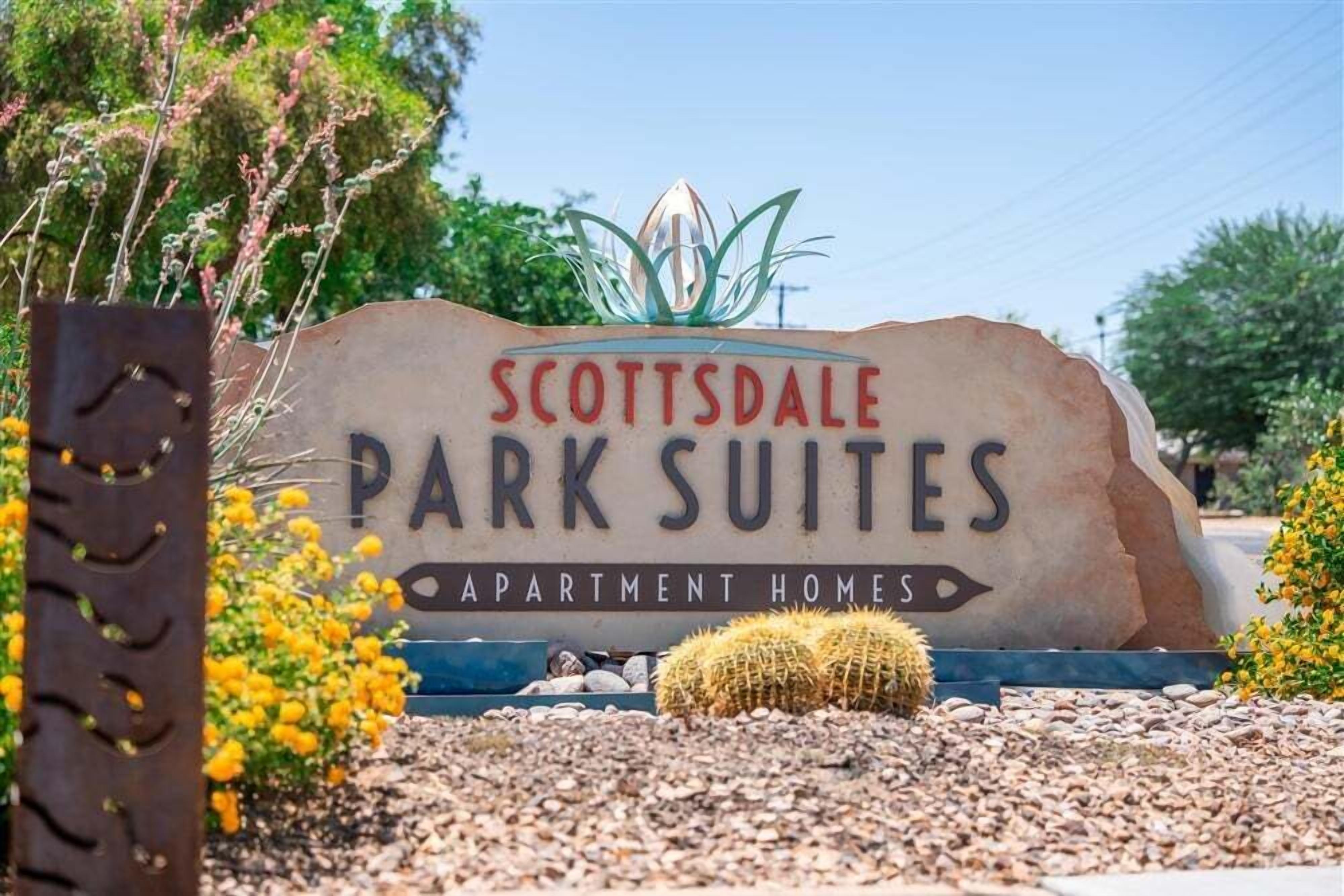 En skylt för Scottsdale Park Suites, som visar att det är ett bostadskomplex med lägenheter.