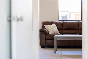 Televisión y oficina 