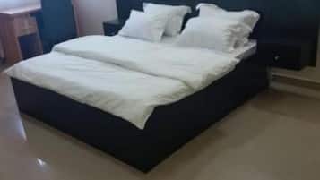 3 bedrooms, desk, iron/ironing board, free cribs/infant beds