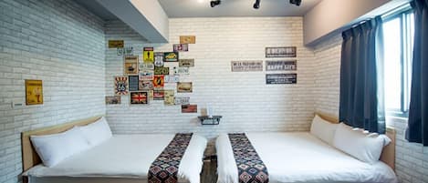 Habitación cuádruple básica, para no fumadores | Escritorio, insonorización, wifi gratis y ropa de cama