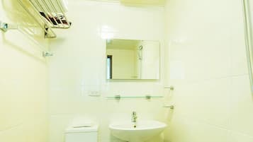 基本四人房, 非吸煙房 | 浴室 | 淋浴設備、免費盥洗用品、吹風機、拖鞋