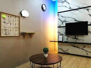 Studio (B-31-07) | Living area | 40-inch LED TV with digital channels, TV - Thermospace Silverscape (Malacca City)