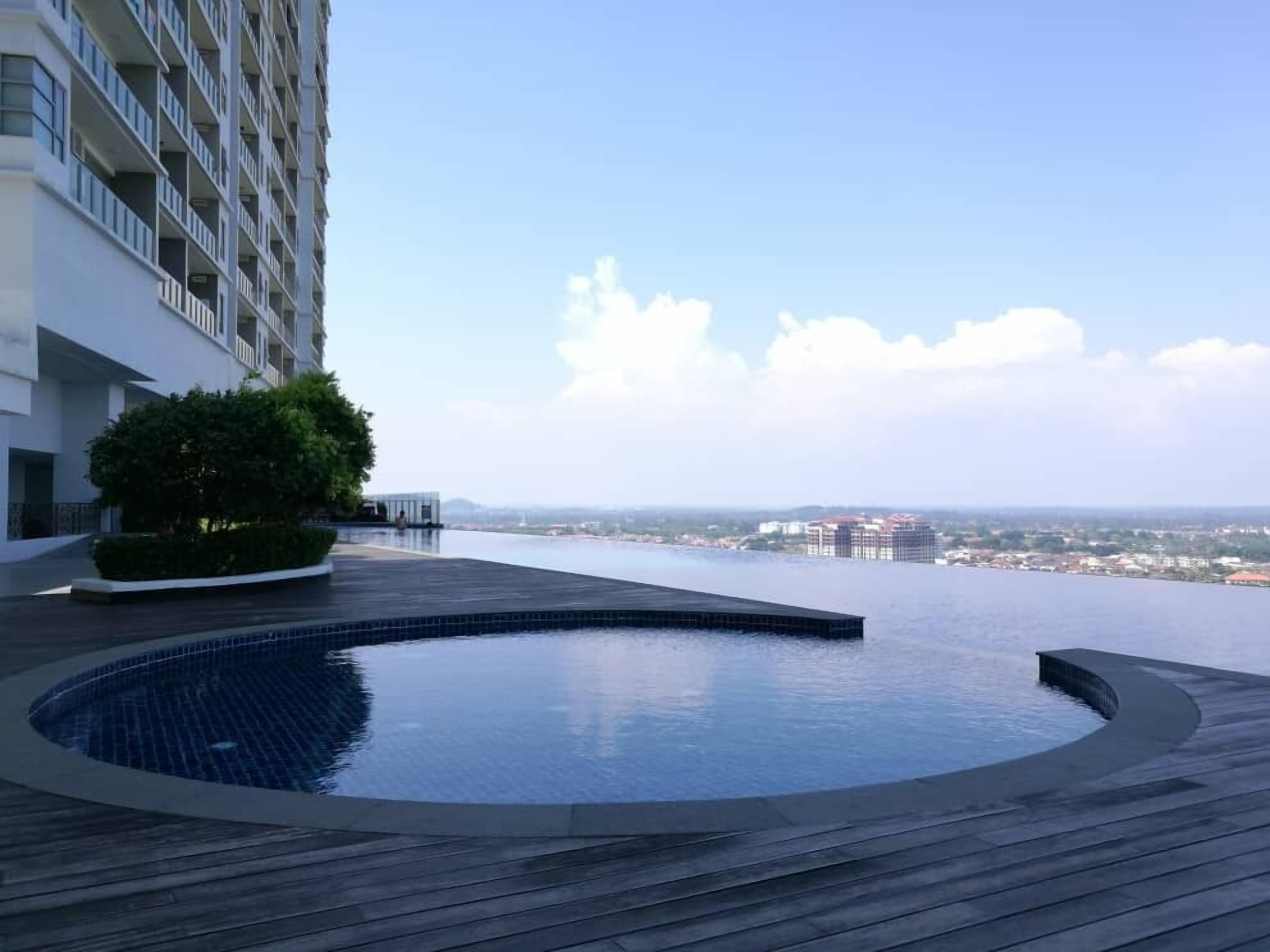 Hồ bơi ngoài trời 