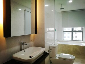 Estudio (B-31-07) | Baño | Ducha y bañera combinadas y bañera profunda
