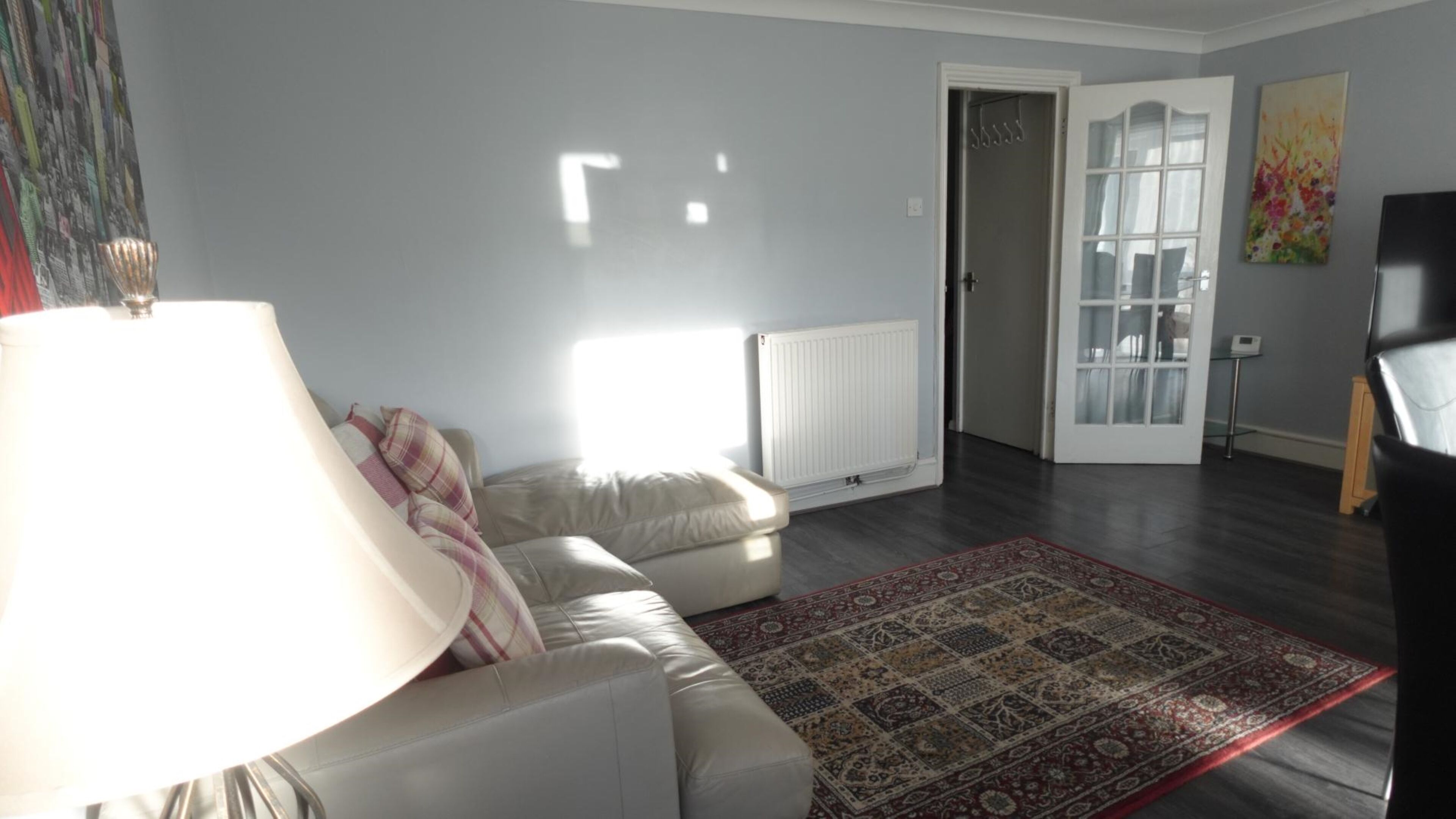 Rumah Eksekutif, ensuite (Spacious 5 Bedr Townhouse) | Area keluarga | TV layar datar