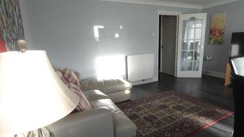 Rumah Eksekutif, ensuite (Spacious 5 Bedr Townhouse) | Area keluarga | TV layar datar