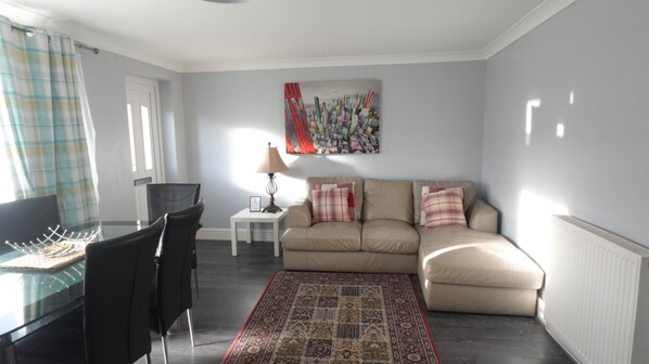 Casa executiva, suíte (Spacious 5 Bedr Townhouse) | Área de estar | TV de tela plana