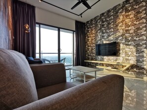 家庭公寓式客房 (Thermospace Atlantis D-20-01) | 起居区 | LED 电视