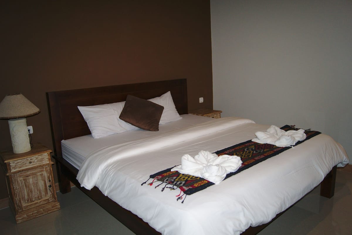 Desk, free WiFi, bed sheets