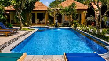 Una piscina al aire libre