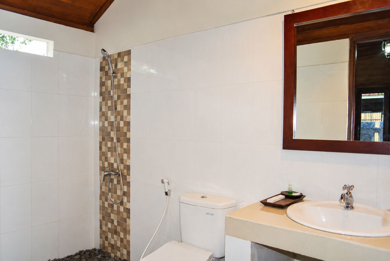 Ducha, artículos de tocador gratuitos, toallas