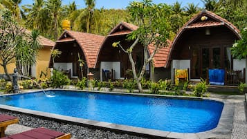 Una piscina al aire libre