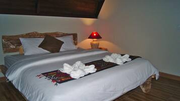 Escritorio, wifi gratis y ropa de cama