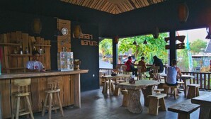 Un rústico espacio de bar con muebles de madera y una barra.