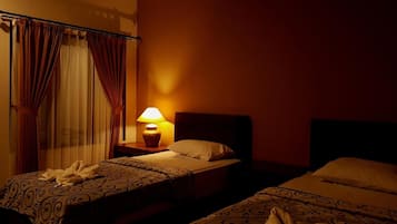 デスク、WiFi (無料)、ベッドシーツ