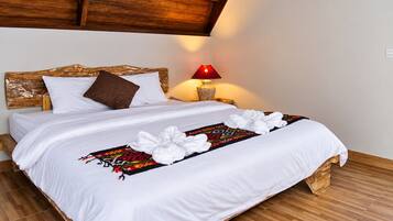 Escritorio, wifi gratis y ropa de cama