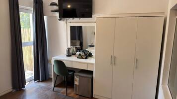 Deluxe Room, 1 King Bed, Non Smoking | In-room safe, free WiFi, bed sheets