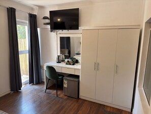 Deluxe Room, 1 King Bed, Non Smoking | In-room safe, free WiFi, bed sheets - Lido Hotel (Johannesburg South)