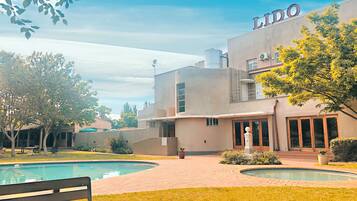 Piscina externa sazonal, guarda-sóis, espreguiçadeiras